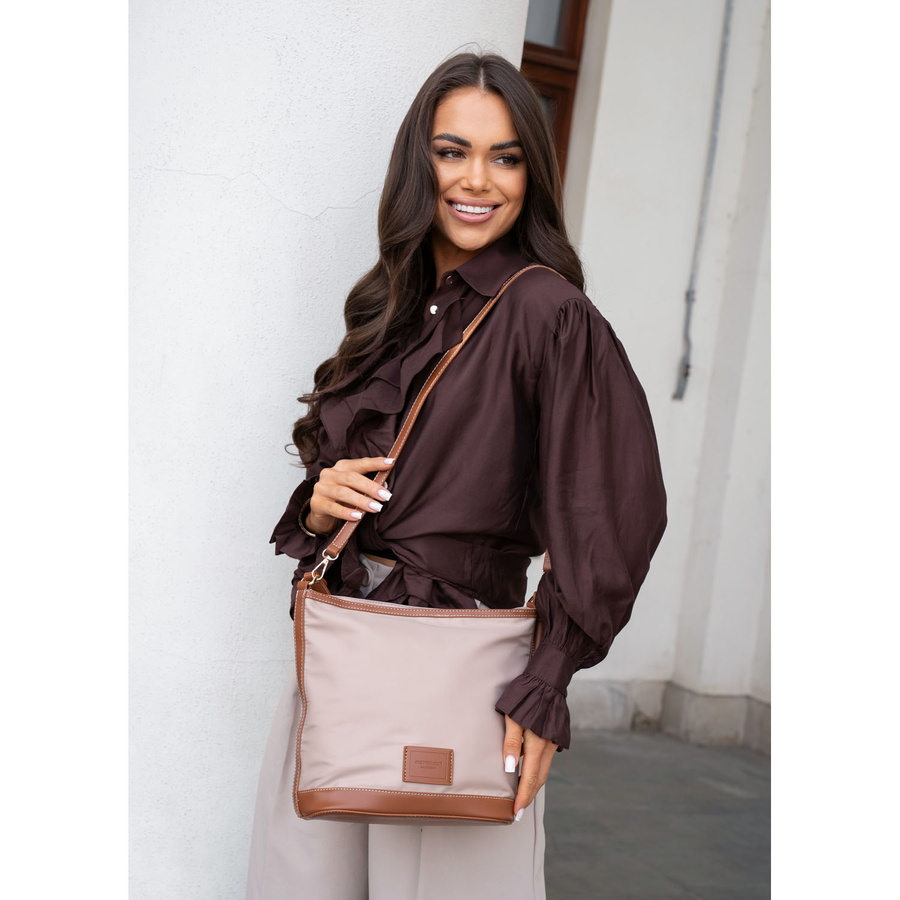 Beige Damenhandtasche aus Polyester, aufgehängt an zwei Gurten - Peterson – Bild 6