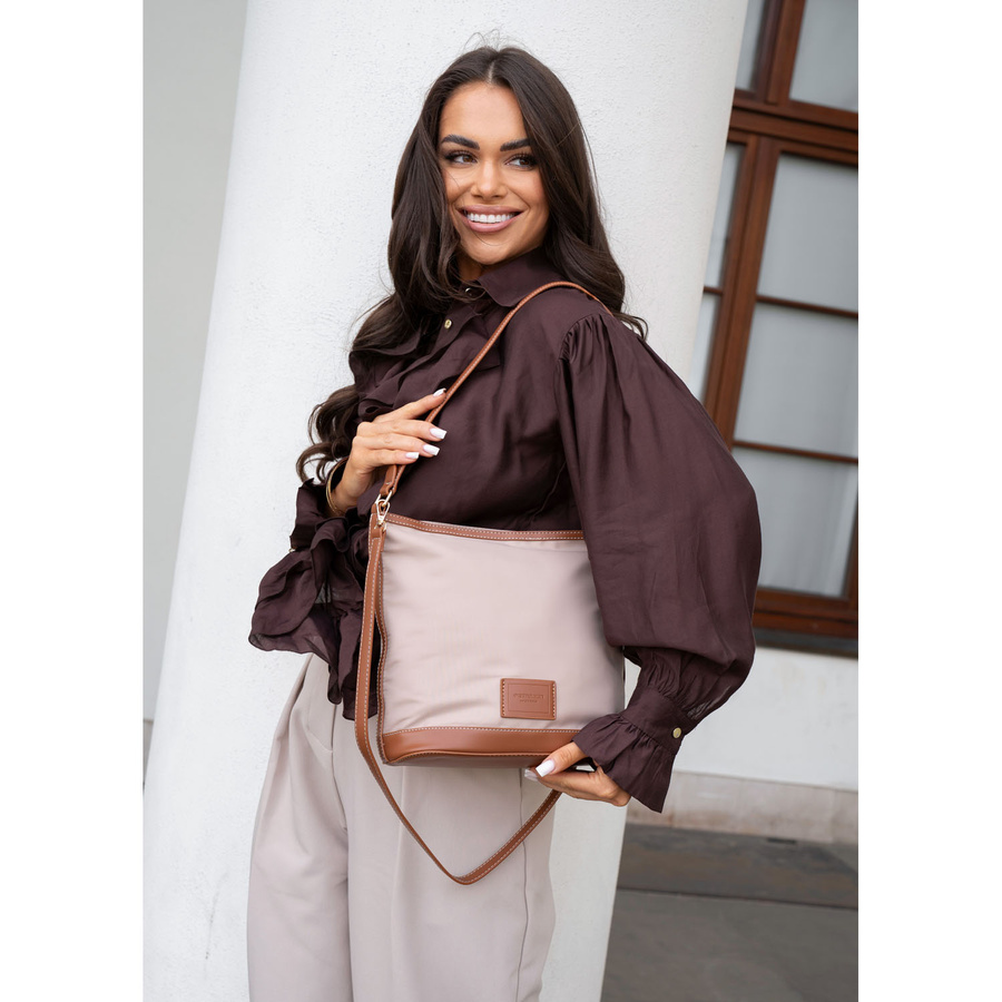 Beige Damenhandtasche aus Polyester, aufgehängt an zwei Gurten - Peterson – Bild 8