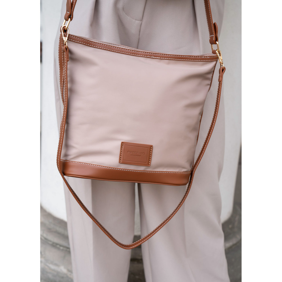 Beige Damenhandtasche aus Polyester, aufgehängt an zwei Gurten - Peterson – Bild 9