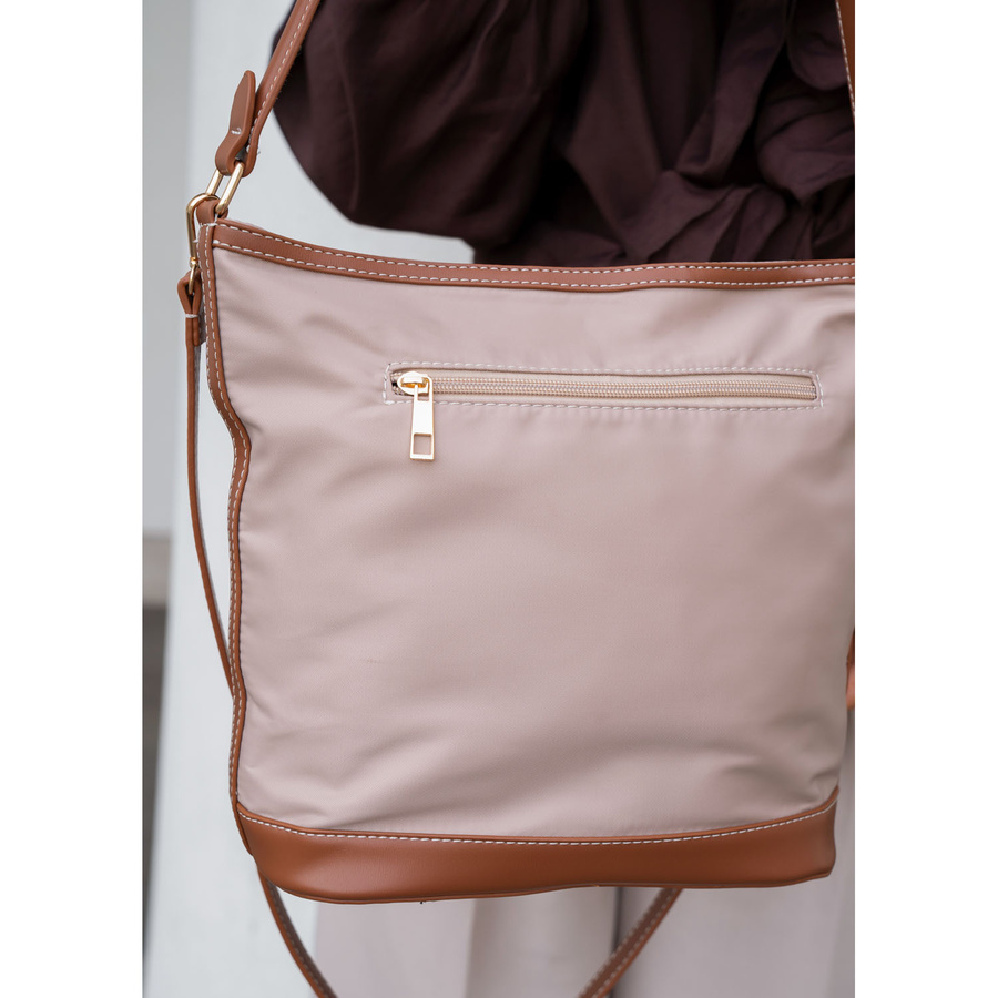 Beige Damenhandtasche aus Polyester, aufgehängt an zwei Gurten - Peterson – Bild 10