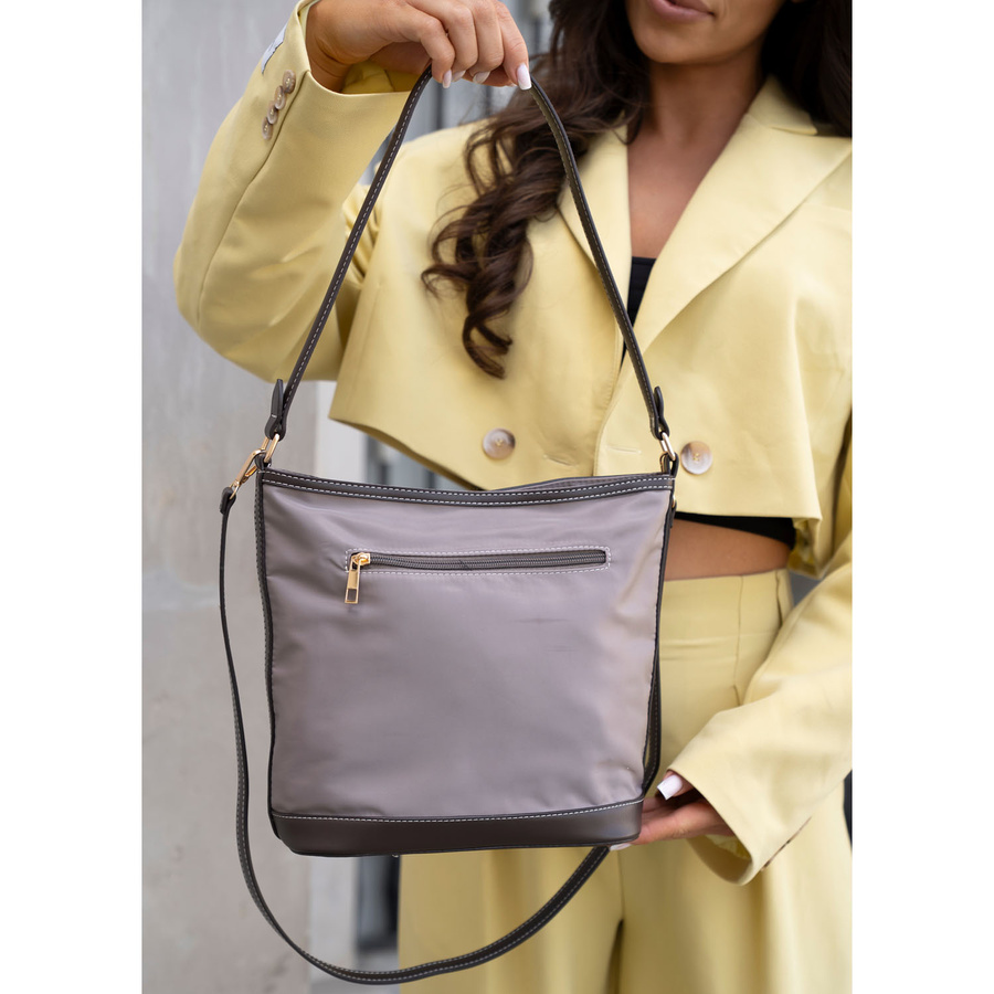 Damenhandtasche aus Polyester in dunkelbeiger Farbe, an zwei Gurten hängend - Peterson – Bild 10