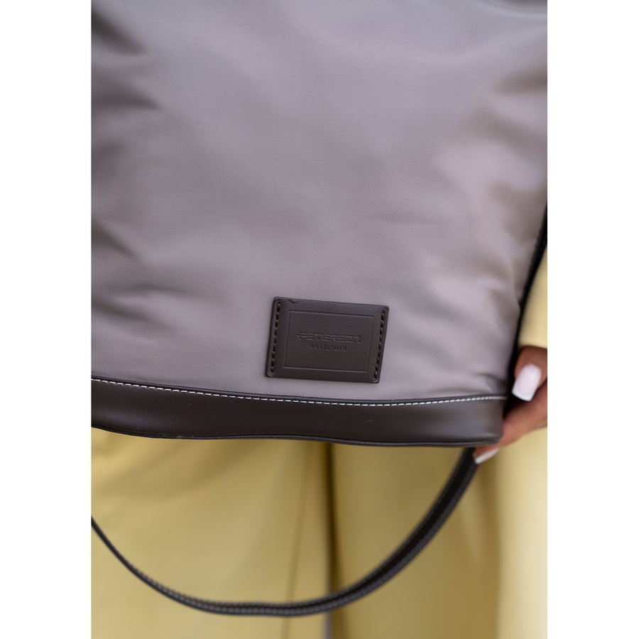 Damenhandtasche aus Polyester in dunkelbeiger Farbe, an zwei Gurten hängend - Peterson – Bild 11