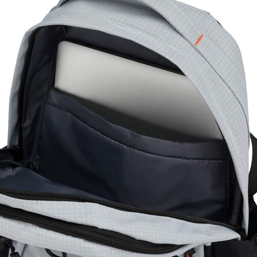 Großer, touristischer Rucksack aus Polyester in grauer Farbe, mit zwei Fächern, mit Reißverschluss verschließbar - Peterson – Bild 24