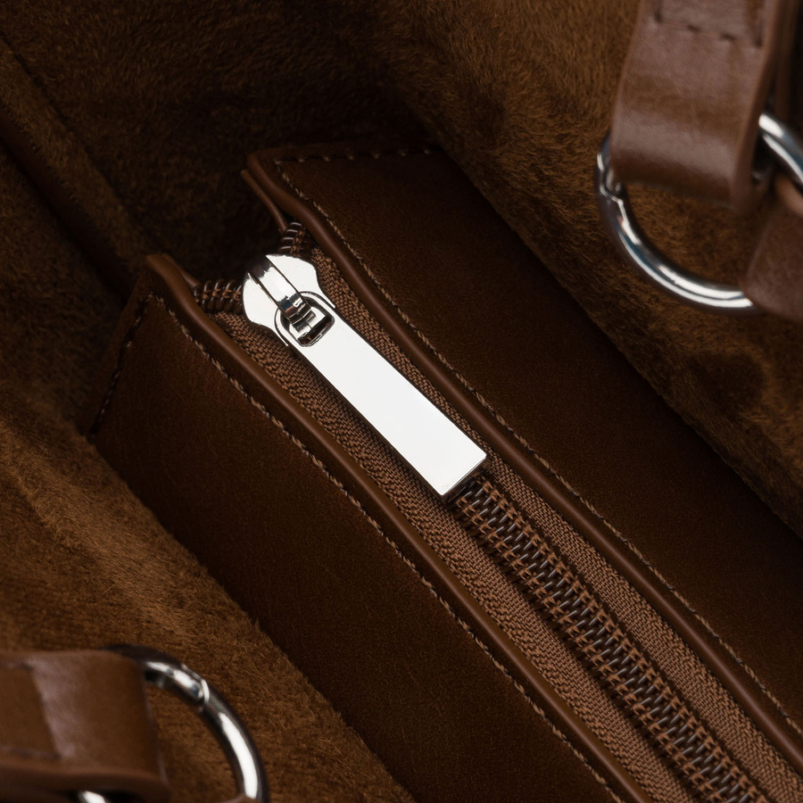 Braune Damenhandtasche aus Kunstleder mit bequemen Tragegriffen und abnehmbarem Etui im Set - Rovicky – Bild 8