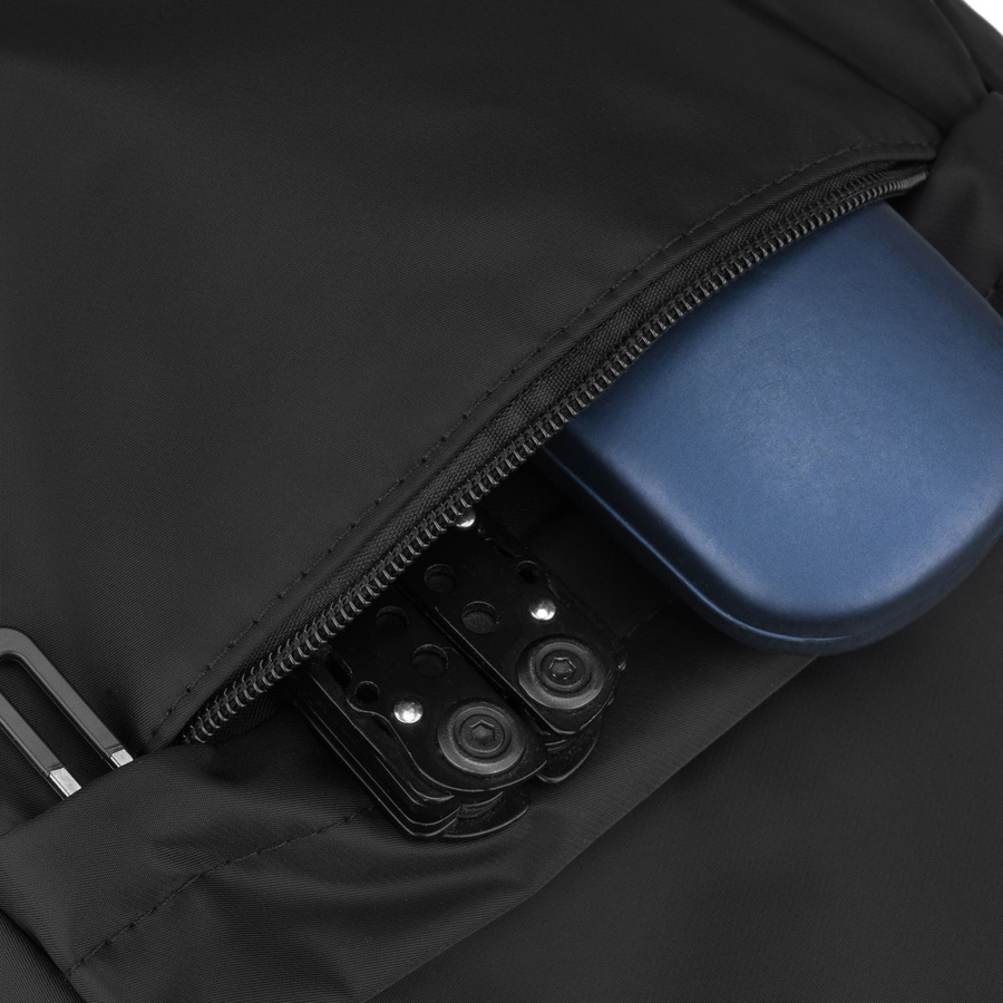 Reisetauglicher, praktischer Rucksack aus Polyester in Schwarz mit Reißverschluss - Peterson – Bild 21